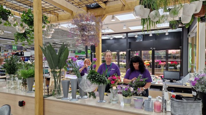 Kukkakauppa Ilonassa valmistaudutaan perjantain avaukseen.