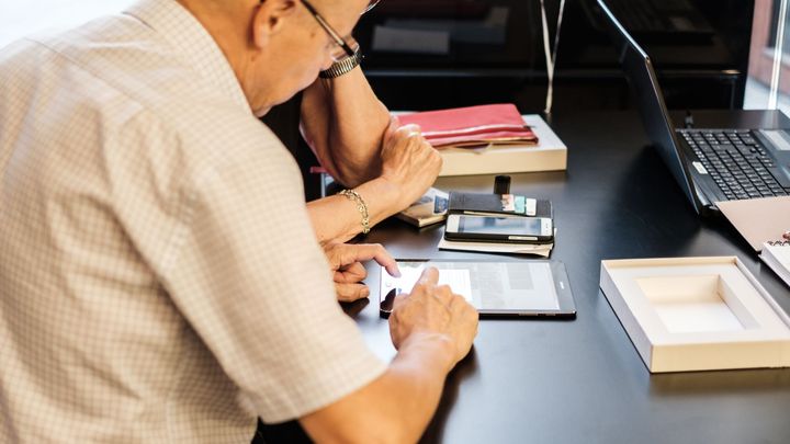 Tämän vuoden Ilo auttaa -lahjoituksen avustuksella järjestetään yhteensä yli 70 ikäihmisille suunnattua digikoulutustilaisuutta eri puolilla Keski-Suomea. Kuva Eläkkeensaajien Keskusliitto EKL ry:n Verkosta virtaa -koulutuksesta.