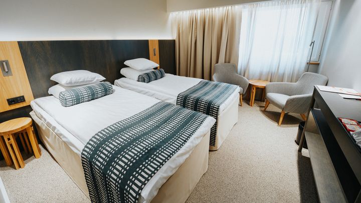 Hotellin uudet huoneet ovat pääosin standard-huoneita, valittavana on kolme erilaista tyyliä: Aino, Alvar ja Kilpasilla.