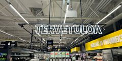 Korpilahden S-marketissa valmistaudutaan uuden myymälän avaukseen.