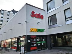Kuva esittää uuden liikerakennuksen Kortepohjan ylioppilaskylässä. Sen katutasolla on Sale- ja Subway-myymälät.