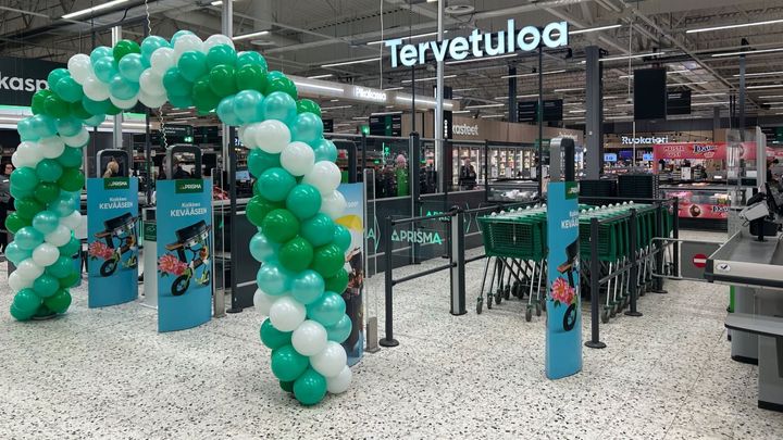 Ilmapallokaari Prisma Palokan laajennuksen avajaisissa. Taustalla näkyy kyltti, jossa lukee "Tervetuloa".