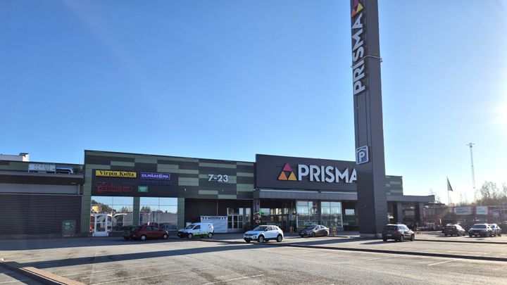 Alt-teksti: Prisma Keljon pääsisäänkäynti kirkkaana, aurinkoisena päivänä.