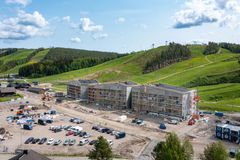 Himoksen Länsirinteiden juurelle valmistuvan Break Sokos Hotel Himoksen harjannostajaisia juhlittiin keskiviikkona 4.6.2025. Rakentaminen on edennyt sisätyövaiheesee.