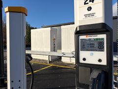 ABC Palokan uudella asemalla maksaminen onnistuu sekä ABC-mobiililla että pankkikortilla. Latausasemalla on käytössä kotimaisen Kempowerin uusin lataustekniikka, joka takaa nopeat ja tehokkaat lataustapahtumat.