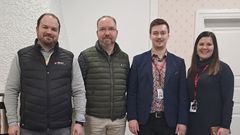 Esisopimuksen liikekiinteistö kaupasta olivat allekirjoittamassa Laukaan kunnan puolesta kunnanjohtaja Linda Leinonen (oik.) ja kehitysjohtaja Eero Raittila (2. oik.) sekä Keskimaan talousjohtaja Niko Toivanen (2. vas.)  ja liikepaikkapäällikkö Tapio Virtanen (vas.).