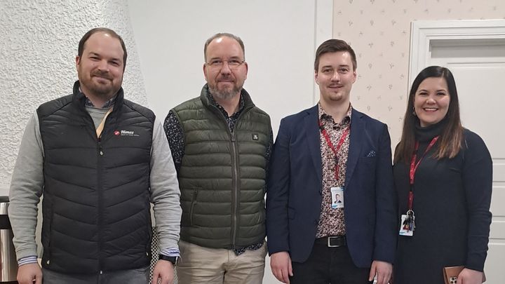 Esisopimuksen liikekiinteistö kaupasta olivat allekirjoittamassa Laukaan kunnan puolesta kunnanjohtaja Linda Leinonen (oik.) ja kehitysjohtaja Eero Raittila (2. oik.) sekä Keskimaan talousjohtaja Niko Toivanen (2. vas.)  ja liikepaikkapäällikkö Tapio Virtanen (vas.).