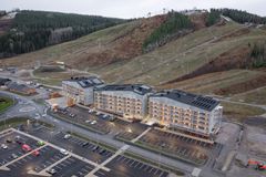 Ilmakuva vastarakennetusta Break Sokos Hotel Himos -hotellista Himoksen laskettelurinteen juurella.