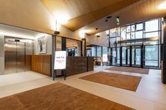 Hotellin aula, jonka sisustuksessa on käytetty modernia betonia ja puuta.