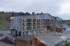 Ulkonäkymä hotellirakennuksesta, jossa on Laaksoravintola Loiva ja useita parvekkeita.