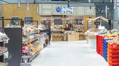 Uudistuksen myötä myymälän päivittäistavaraosastoa on laajennettu merkittävästi, erityisesti leipäosaston, panimotuotteiden, hedelmien ja vihannesten sekä pakasteiden ja hygieniatuotteiden osalta.