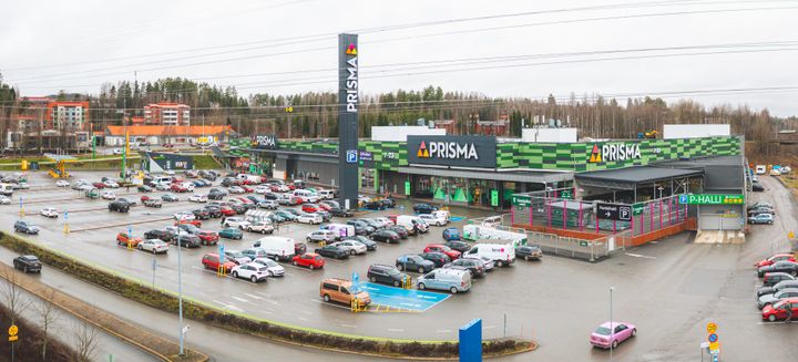Kuva Prisma Keljon myymälästä ja pysäköintialueelta Jyväskylässä.