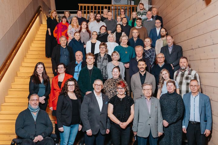 Kuvassa on Keskimaan 50-jäseninen edustajisto syyskokouksessa vuonna 2025, seisomassa portailla.