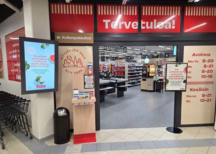 Sale Kyyjärven myymälän uudistettu sisäänkäynti, jossa näkyy "Tervetuloa!" -kyltti ja moderni ilme.
