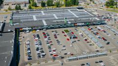 Ilmakuva Prisma Seppälä -myymälästä, jonka parkkipaikalla on autoja.
