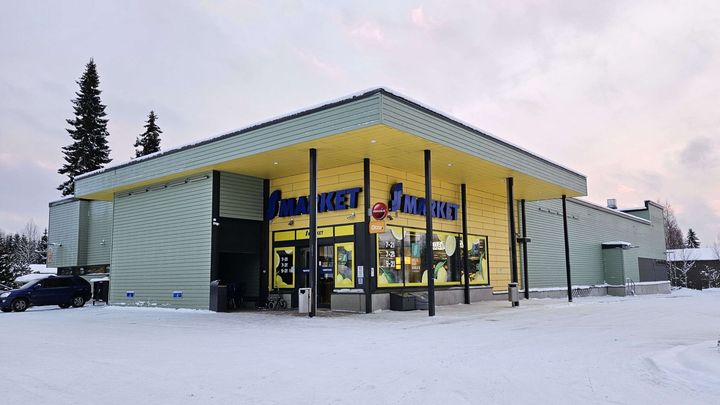 S-market Hankasalmen ulkokuva talvisessa maisemassa.