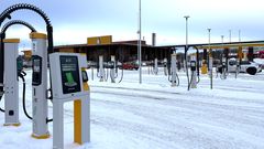 Kuva ABC Hirvaskankaan uudesta suurteholatausasemasta lumisessa ympäristössä. Useita latauspisteitä, taustalla liikenneasema.