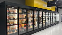 Alt-teksti: Modernit pakastekalusteet kaupassa, joissa tuotteet ovat esillä lasiovien takana.