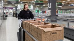 Nainen keräilee verkkokauppaostoksia Prismassa.