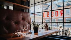 Rosso Jyväskylän sijaitsee Jyväskylän keskustassa Vapaudenkadun ja Asemakadun kulmauksessa.