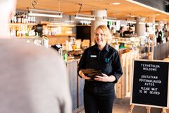 Hotellin alakerrassa sijaitsee Laaksoravintola Loiva, joka palvelee sekä hotellivieraita että alueen muita asiakkaita. Ravintolassa on tilaa noin 150 hengelle ja terassilla 200 hengelle.