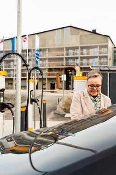 Jokaisella huoneistolla on oma pysäköintipaikka, lisäksi pihassa on 14 latauspisteen ABC-latausasema, joista suurteholatauspisteitä on neljä ja peruslatauksia 10.
