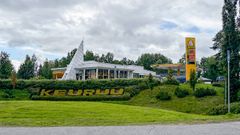 Huoltoasema vehreällä alueella, kyltissä lukee "Keuruu".