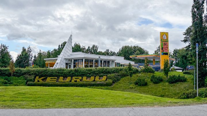 Huoltoasema vehreällä alueella, kyltissä lukee "Keuruu".