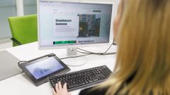 Nainen työskentelee tietokoneella, näytöllä näkyy S-ryhmän verkkosivu.