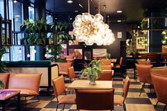 Coffee Housen konseptiuudistuksessa yhdistyvät raikkaat värit ja runsas vihersisustus.