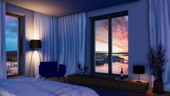 Hotellihuone, jossa näkymä iltataivaalle ja joelle.
