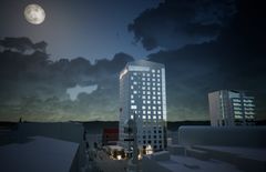 Havainnekuva näyttäen Solo Sokos Hotel Rovaniemen yöllä, täysikuu taivaalla.