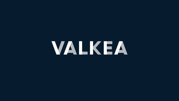 Tummalla pohjalla valkoine teksti "Valkea".