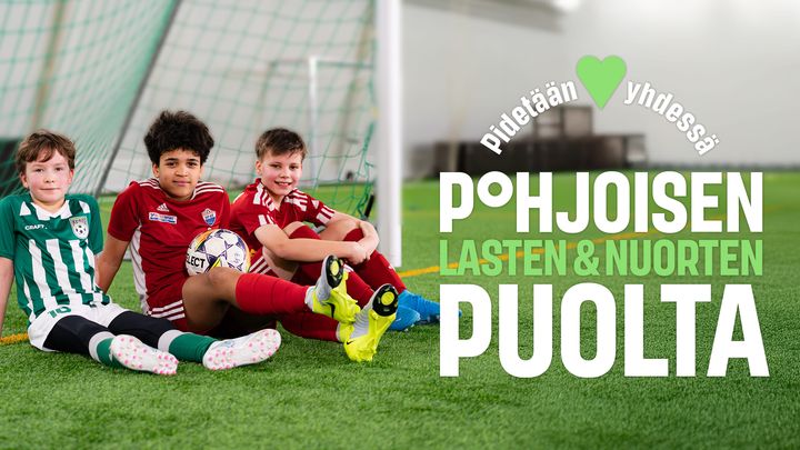Kolme lasta istuu jalkapallokentällä peliasuissa. Taustalla teksti: "Pohjoisen lasten ja nuorten puolta."