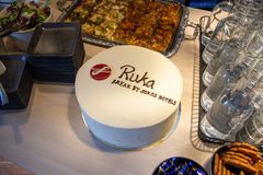 Kakku kakkukahveilla, jossa on teksti "Ruka Break by Sokos Hotels".