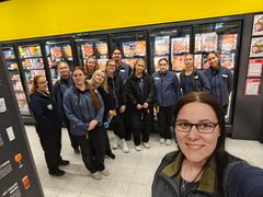 Joukko S-market Zeniitin henkilökuntaa kaupan pakasteosastolla. He poseeraavat hymyillen kameralle.