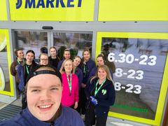 Iloisia ihmisiä ryhmässä S-market Hiukkavaaran edessä.