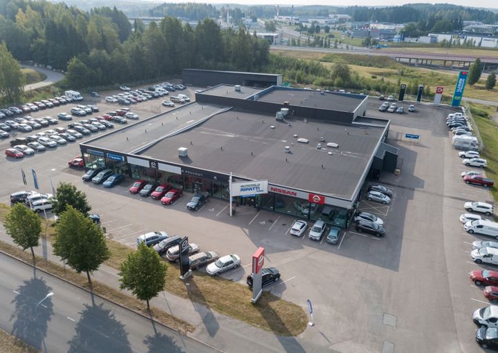 Ilmakuva autokaupasta ja sen pysäköintialueesta.