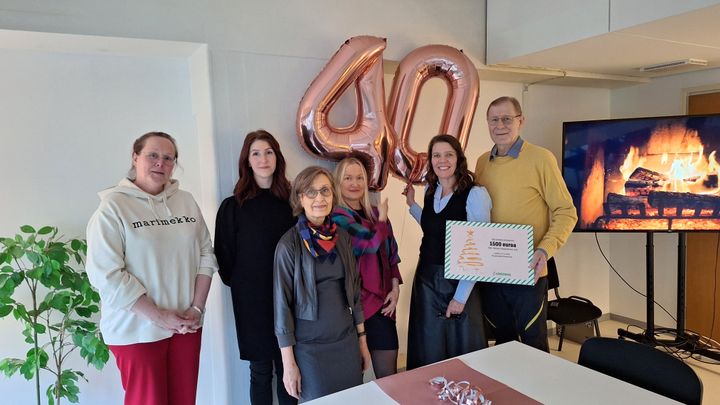 Hämeenmaan joululahjoitusta olivat marraskuussa vastaanottamassa MIELI Hämeen Mielenterveys ry:n hallituksen puheenjohtaja Jouko Vesala (kuvassa oikealla) ja toiminnanjohtaja Jenni Parkkonen (kolmas oik.) sekä kriisityöntekijä Nina Rantanen (vasemmalla), vapaaehtoistoiminnan koordinaattori Emmi Salo ja kriisityöntekijä Jaana Pekonen. Osuuskauppa Hämeenmaan henkilöstöjohtaja Minnastina Miettinen sai kunnian antaa 1 500 euron arvoisen lahjashekin.