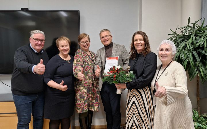 SAK:n alue- ja järjestöasiantuntija Timo Katajainen ja PAMin aluepäällikkö Ulla Immonen vierailivat Hämeenmaan konttorilla keskiviikkona 17. joulukuuta. Vuoden esimerkillinen työnantaja 2025 -tunnustuksen vastaanottivat Hämeenmaan pääluottamusmies Tuula Tuomalainen, toimitusjohtaja Olli Vormisto, henkilöstöjohtaja Minnastina Miettinen ja alueluottamusmies Sirpa Laakso.