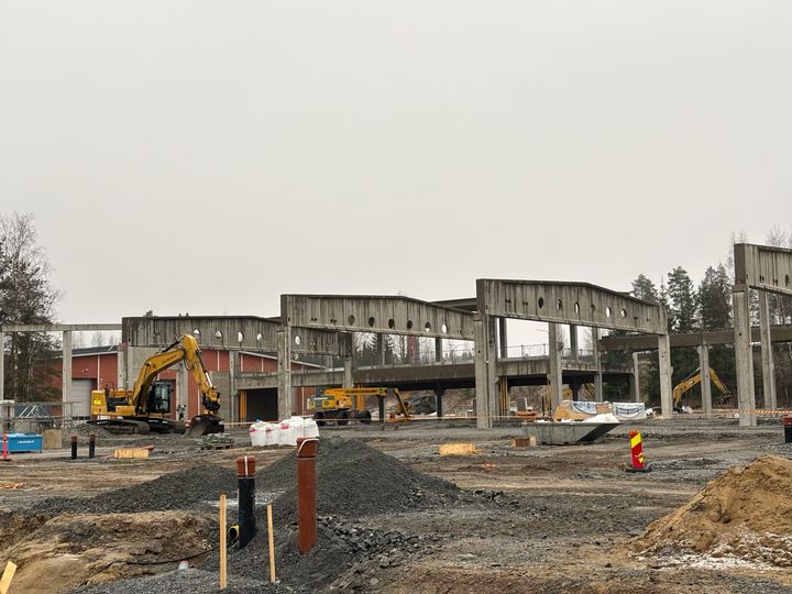 Runkoelementtien asennus alkoi maaliskuun alussa Prisma Heinolan työmaalla.