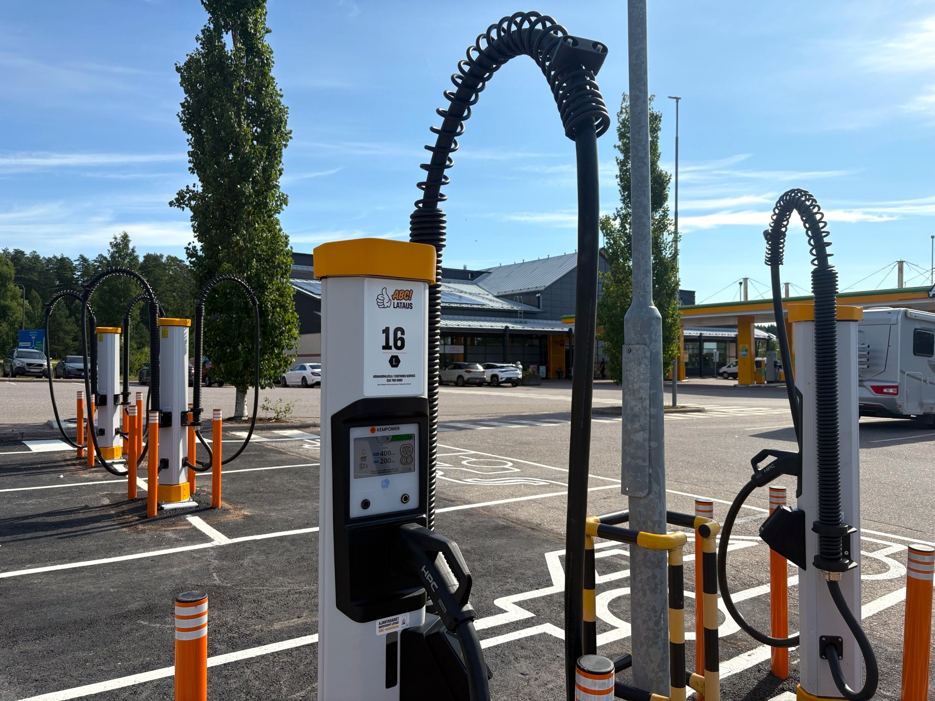 Nastolaan avattiin ensimmäinen sähköautojen latausasema