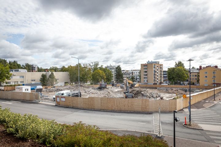 Tulevan S-market Riihimäki keskustan tontilla oli vielä elokuussa purkutyöt käynnissä.