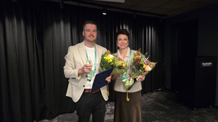 Palkitut Ässäpäälliköt Pasi Salovaara ja Jenni Torkkel.