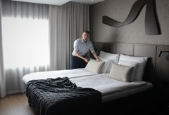 Original Sokos Hotel Puijonsarven hotellipäällikkö Tatu Ahonen uusitussa huoneessa.