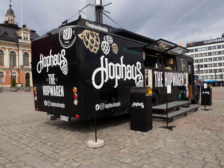 Musta ruokarekka on tuttu näky Kuopion torilla. Tänä kesänä se palvelee Kuopion Saaristokaupungin asukkaita.