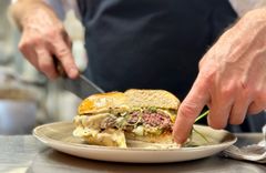 Makujen harmoniaa signature-burgeriin tuovat muun muassa seesamiöljy, soijakastike ja tuore korianteri.
