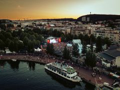 Kuopio Wine Festival -alue auringonlaskussa