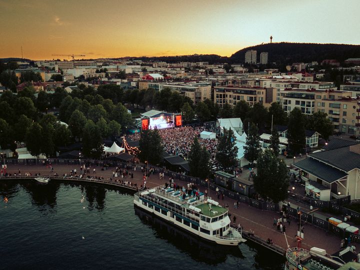 Kuopio Wine Festival -alue auringonlaskussa