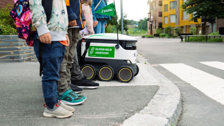 Robotit tekevät Pohjois-Savossa tuhansia kuljetusreissuja viikoittain, joten tärkeä viesti pienistä kulkijoista näkyy kaduilla päivittäin.